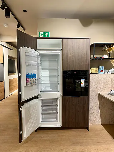 Häcker Küche Crema-magnolie &amp; Walnuss mit schwarzen Akzenten und Bosch Geräten