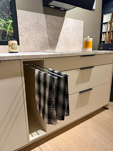 Häcker Küche Crema-magnolie &amp; Walnuss mit schwarzen Akzenten und Bosch Geräten