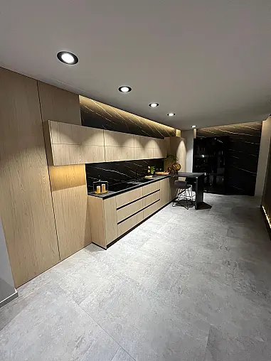 Exklusive Messeküche - Keramik Arbeitsplatte - Grifflos - Sitzgelegenheit - tolle Glasvitrine - viel LED-Beleuchtung