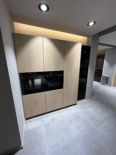 Exklusive Messeküche - Keramik Arbeitsplatte - Grifflos - Sitzgelegenheit - tolle Glasvitrine - viel LED-Beleuchtung