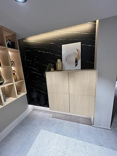 Exklusive Messeküche - Keramik Arbeitsplatte - Grifflos - Sitzgelegenheit - tolle Glasvitrine - viel LED-Beleuchtung