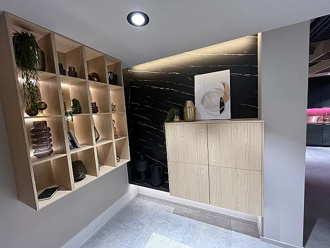 Exklusive Messeküche - Keramik Arbeitsplatte - Grifflos - Sitzgelegenheit - tolle Glasvitrine - viel LED-Beleuchtung