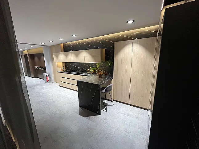 Exklusive Messeküche - Keramik Arbeitsplatte - Grifflos - Sitzgelegenheit - tolle Glasvitrine - viel LED-Beleuchtung