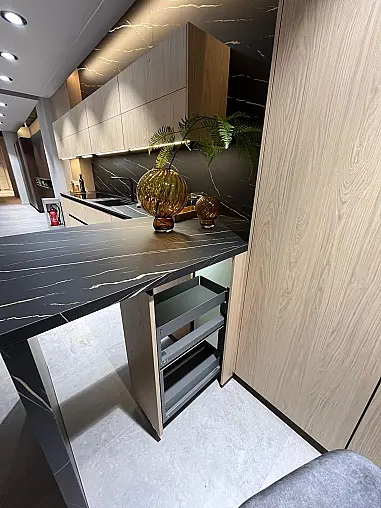 Exklusive Messeküche - Keramik Arbeitsplatte - Grifflos - Sitzgelegenheit - tolle Glasvitrine - viel LED-Beleuchtung