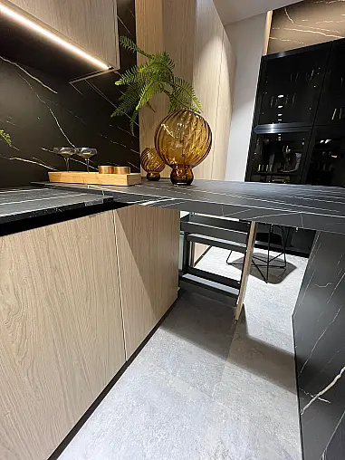 Exklusive Messeküche - Keramik Arbeitsplatte - Grifflos - Sitzgelegenheit - tolle Glasvitrine - viel LED-Beleuchtung