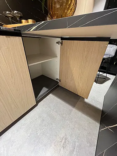 Exklusive Messeküche - Keramik Arbeitsplatte - Grifflos - Sitzgelegenheit - tolle Glasvitrine - viel LED-Beleuchtung