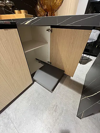 Exklusive Messeküche - Keramik Arbeitsplatte - Grifflos - Sitzgelegenheit - tolle Glasvitrine - viel LED-Beleuchtung