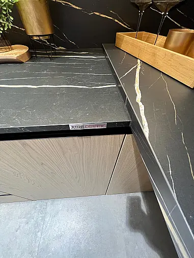Exklusive Messeküche - Keramik Arbeitsplatte - Grifflos - Sitzgelegenheit - tolle Glasvitrine - viel LED-Beleuchtung