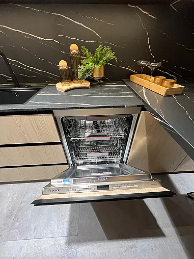 Exklusive Messeküche - Keramik Arbeitsplatte - Grifflos - Sitzgelegenheit - tolle Glasvitrine - viel LED-Beleuchtung