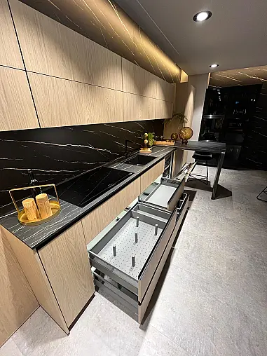 Exklusive Messeküche - Keramik Arbeitsplatte - Grifflos - Sitzgelegenheit - tolle Glasvitrine - viel LED-Beleuchtung