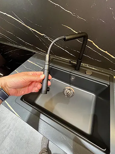 Exklusive Messeküche - Keramik Arbeitsplatte - Grifflos - Sitzgelegenheit - tolle Glasvitrine - viel LED-Beleuchtung