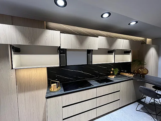 Exklusive Messeküche - Keramik Arbeitsplatte - Grifflos - Sitzgelegenheit - tolle Glasvitrine - viel LED-Beleuchtung