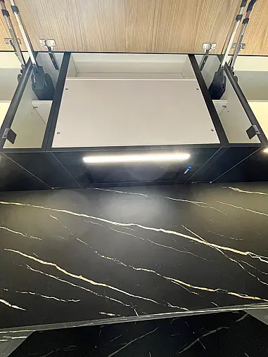 Exklusive Messeküche - Keramik Arbeitsplatte - Grifflos - Sitzgelegenheit - tolle Glasvitrine - viel LED-Beleuchtung