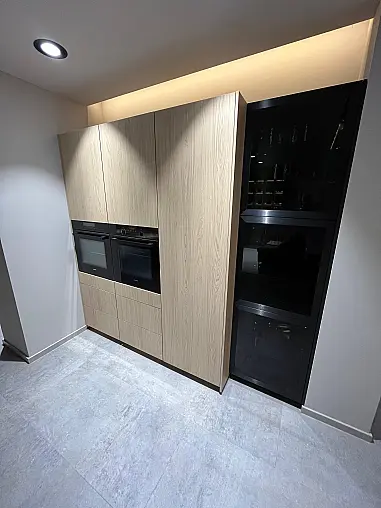 Exklusive Messeküche - Keramik Arbeitsplatte - Grifflos - Sitzgelegenheit - tolle Glasvitrine - viel LED-Beleuchtung