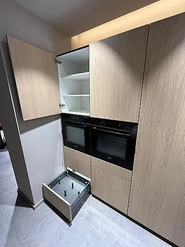 Exklusive Messeküche - Keramik Arbeitsplatte - Grifflos - Sitzgelegenheit - tolle Glasvitrine - viel LED-Beleuchtung