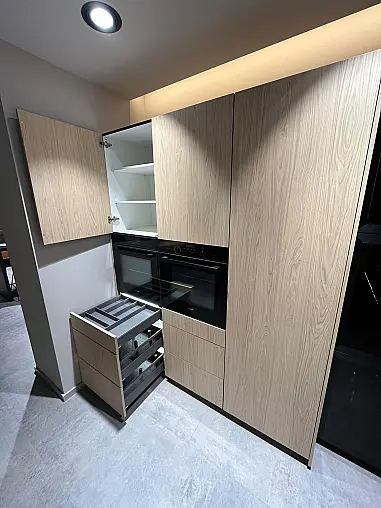 Exklusive Messeküche - Keramik Arbeitsplatte - Grifflos - Sitzgelegenheit - tolle Glasvitrine - viel LED-Beleuchtung