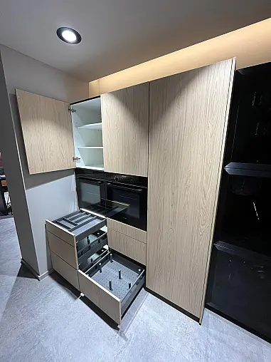 Exklusive Messeküche - Keramik Arbeitsplatte - Grifflos - Sitzgelegenheit - tolle Glasvitrine - viel LED-Beleuchtung