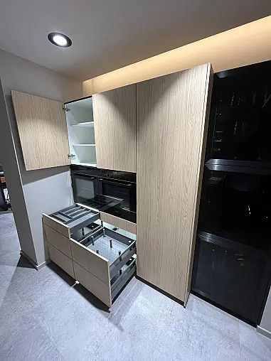 Exklusive Messeküche - Keramik Arbeitsplatte - Grifflos - Sitzgelegenheit - tolle Glasvitrine - viel LED-Beleuchtung