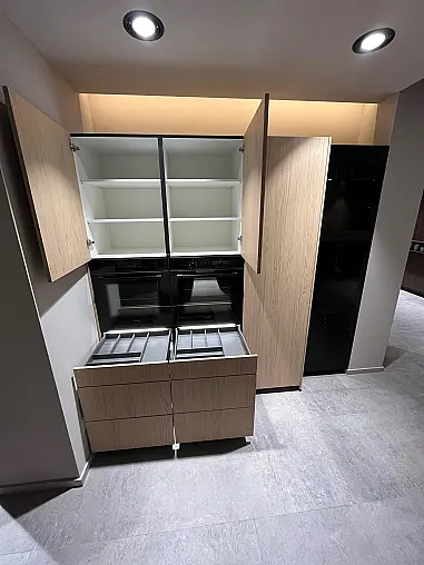 Exklusive Messeküche - Keramik Arbeitsplatte - Grifflos - Sitzgelegenheit - tolle Glasvitrine - viel LED-Beleuchtung