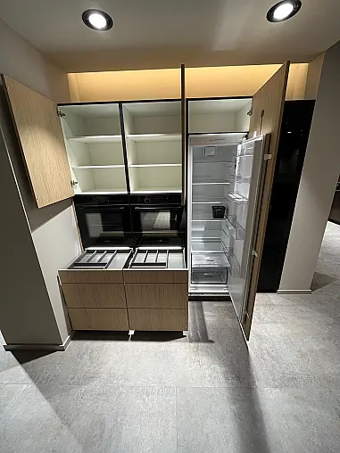 Exklusive Messeküche - Keramik Arbeitsplatte - Grifflos - Sitzgelegenheit - tolle Glasvitrine - viel LED-Beleuchtung