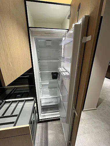 Exklusive Messeküche - Keramik Arbeitsplatte - Grifflos - Sitzgelegenheit - tolle Glasvitrine - viel LED-Beleuchtung