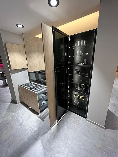 Exklusive Messeküche - Keramik Arbeitsplatte - Grifflos - Sitzgelegenheit - tolle Glasvitrine - viel LED-Beleuchtung