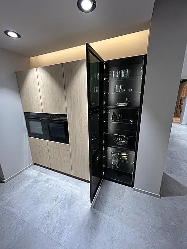Exklusive Messeküche - Keramik Arbeitsplatte - Grifflos - Sitzgelegenheit - tolle Glasvitrine - viel LED-Beleuchtung