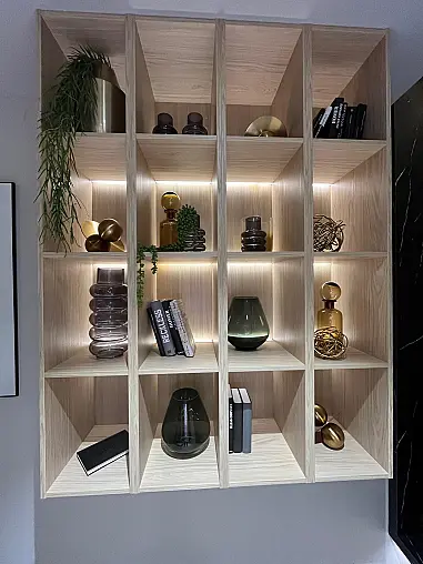 Exklusive Messeküche - Keramik Arbeitsplatte - Grifflos - Sitzgelegenheit - tolle Glasvitrine - viel LED-Beleuchtung