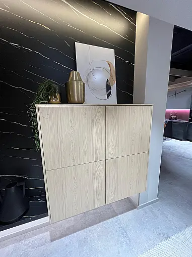 Exklusive Messeküche - Keramik Arbeitsplatte - Grifflos - Sitzgelegenheit - tolle Glasvitrine - viel LED-Beleuchtung