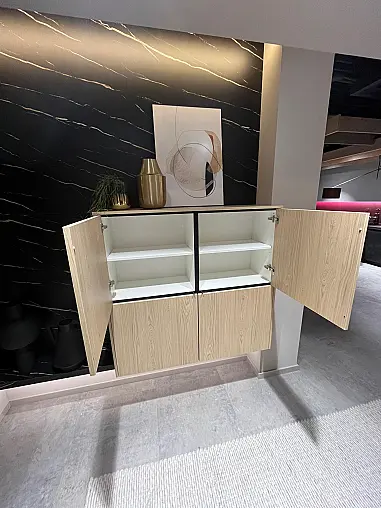 Exklusive Messeküche - Keramik Arbeitsplatte - Grifflos - Sitzgelegenheit - tolle Glasvitrine - viel LED-Beleuchtung