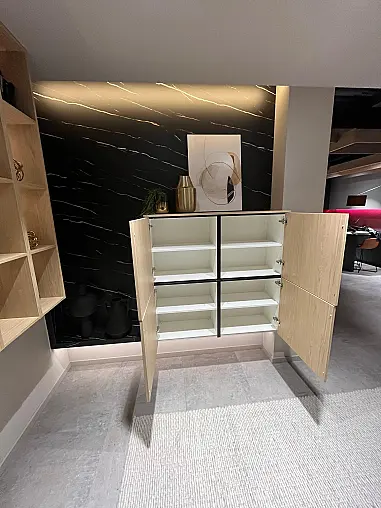 Exklusive Messeküche - Keramik Arbeitsplatte - Grifflos - Sitzgelegenheit - tolle Glasvitrine - viel LED-Beleuchtung