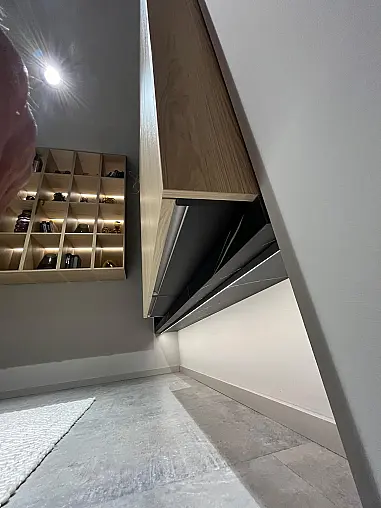 Exklusive Messeküche - Keramik Arbeitsplatte - Grifflos - Sitzgelegenheit - tolle Glasvitrine - viel LED-Beleuchtung