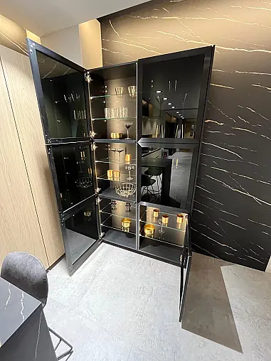 Exklusive Messeküche - Keramik Arbeitsplatte - Grifflos - Sitzgelegenheit - tolle Glasvitrine - viel LED-Beleuchtung
