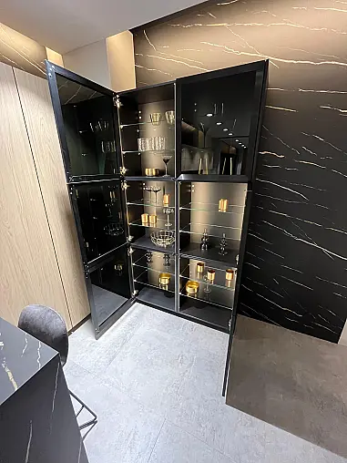 Exklusive Messeküche - Keramik Arbeitsplatte - Grifflos - Sitzgelegenheit - tolle Glasvitrine - viel LED-Beleuchtung