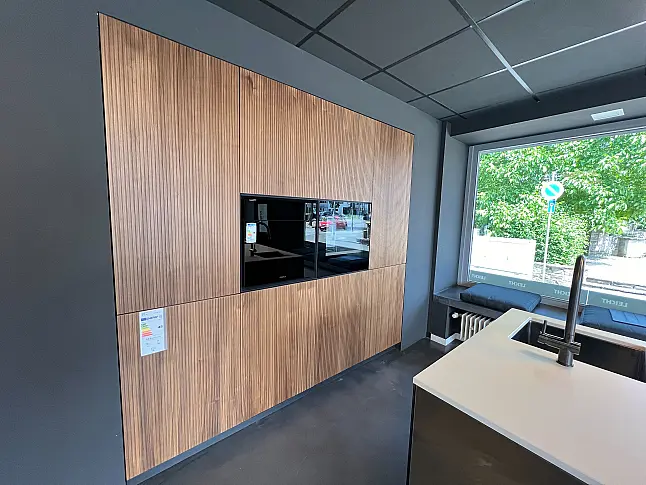 Architektenküche mit Spiegelglasfront in Bronze inkl. Holzfronten mit vertikalen Rillen