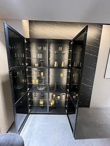 Exklusive Messeküche - Keramik Arbeitsplatte - Grifflos - Sitzgelegenheit - tolle Glasvitrine - viel LED-Beleuchtung