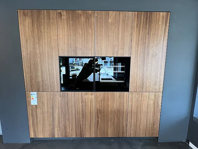 Architektenküche mit Spiegelglasfront in Bronze inkl. Holzfronten mit vertikalen Rillen
