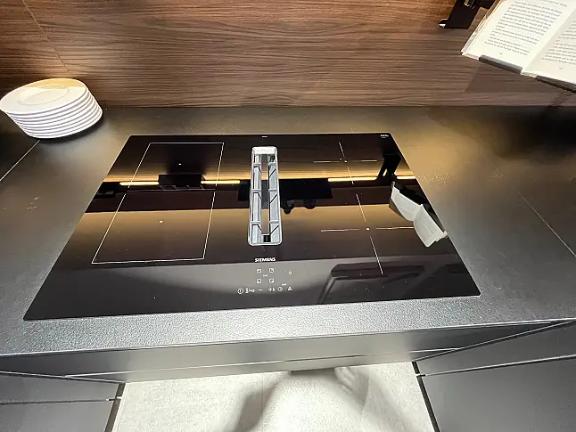 Exklusive Messeküche - XL Schränke - Slim Line Arbeitsplatten - viel LED-Beleuchtung - viel Zubehör - zahlreiche Siemens Einbaugeräte