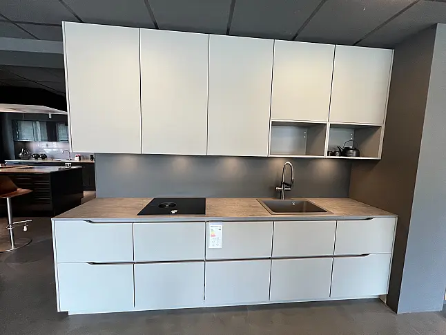 Schlichte Eleganz in Taupegrau