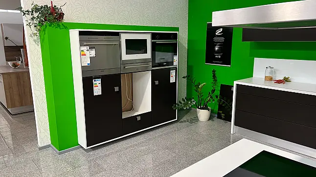Dunkel braune Küche mit Push to Open. Ab-Hol Sonderpreis
