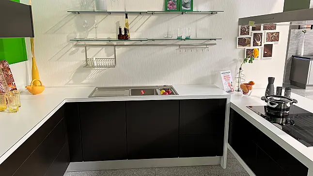 Dunkel braune Küche mit Push to Open. Ab-Hol Sonderpreis