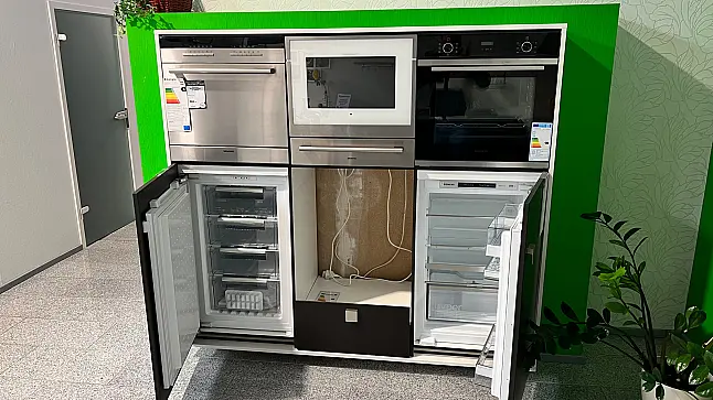 Dunkel braune Küche mit Push to Open. Ab-Hol Sonderpreis