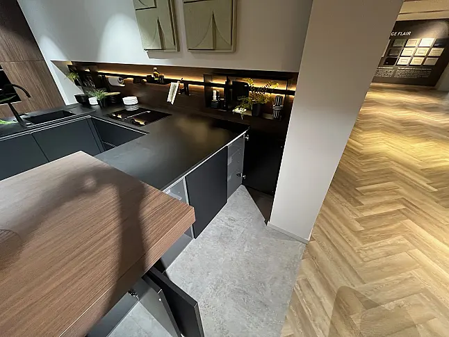Exklusive Messeküche - XL Schränke - Slim Line Arbeitsplatten - viel LED-Beleuchtung - viel Zubehör - zahlreiche Siemens Einbaugeräte