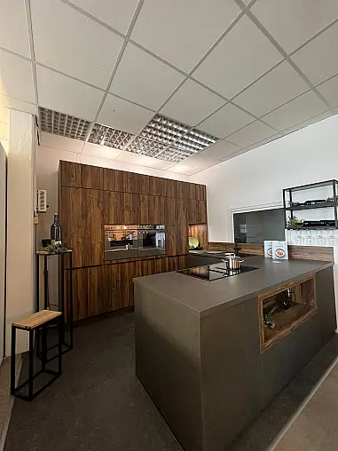 Moderne U-Küche mit Halbinsel