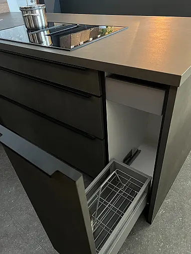 Moderne U-Küche mit Halbinsel