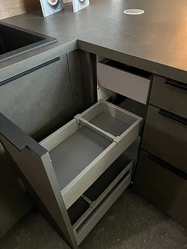 Moderne U-Küche mit Halbinsel