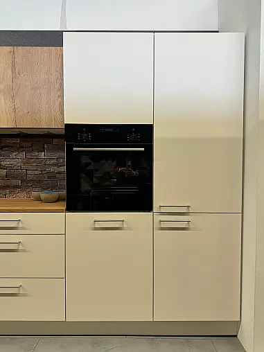Nolte Ausstellungsküche Koje 27 M20 Manhattan Uni 491 Magnolia und A19 Artwood 22V Eiche Ventura