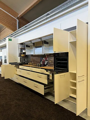 Nolte Ausstellungsküche Koje 27 M20 Manhattan Uni 491 Magnolia und A19 Artwood 22V Eiche Ventura