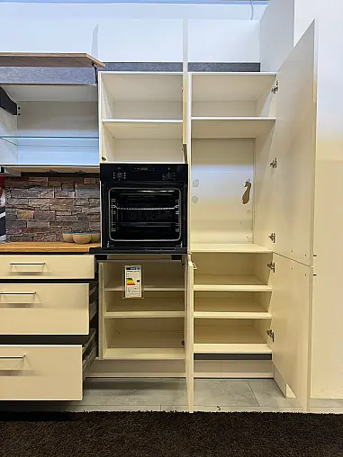 Nolte Ausstellungsküche Koje 27 M20 Manhattan Uni 491 Magnolia und A19 Artwood 22V Eiche Ventura