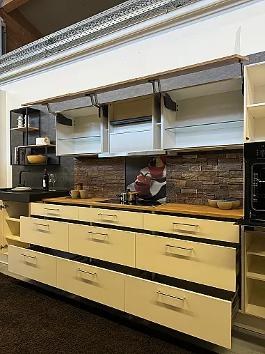 Nolte Ausstellungsküche Koje 27 M20 Manhattan Uni 491 Magnolia und A19 Artwood 22V Eiche Ventura